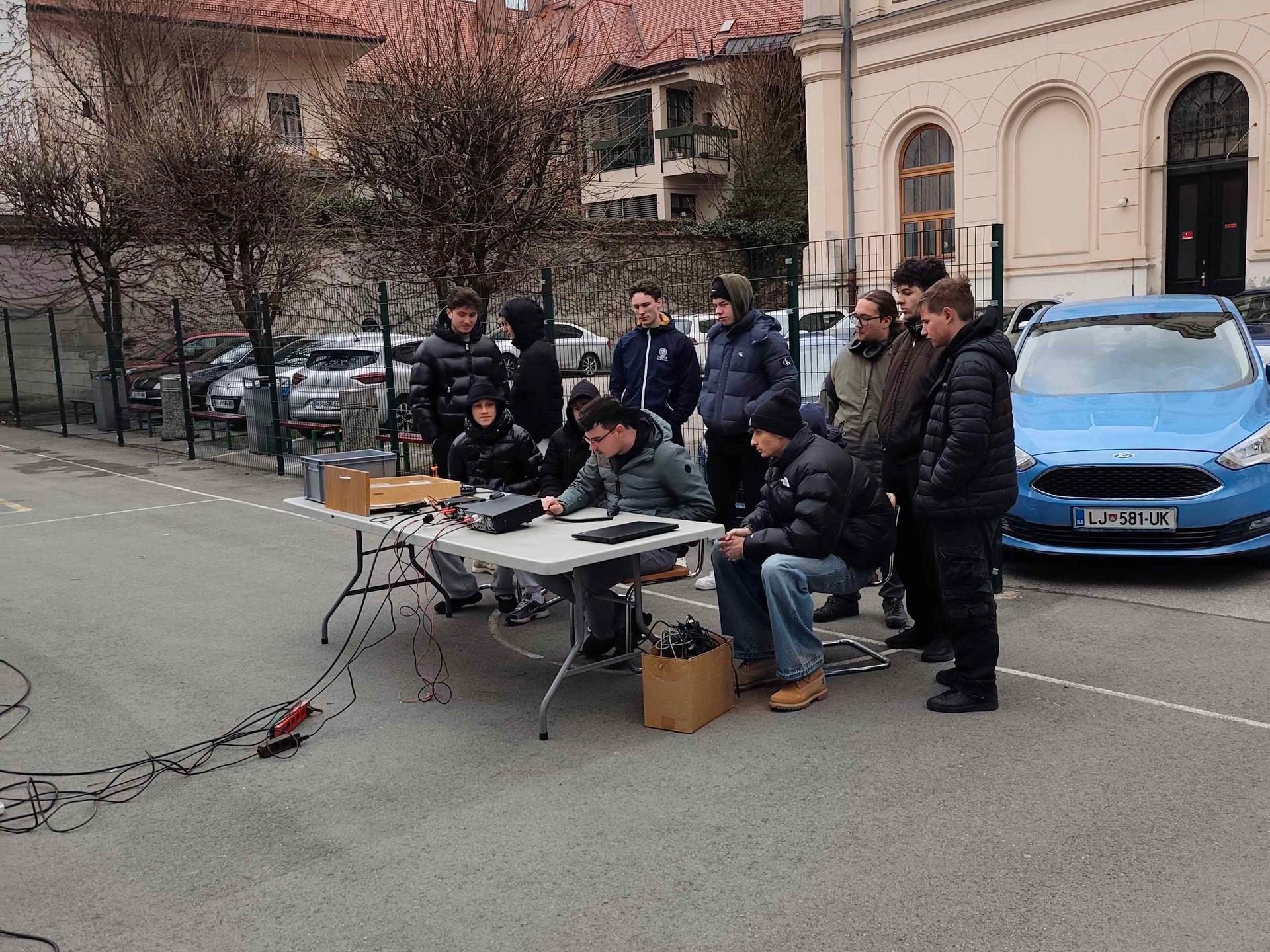 Delo za radijsko postajo