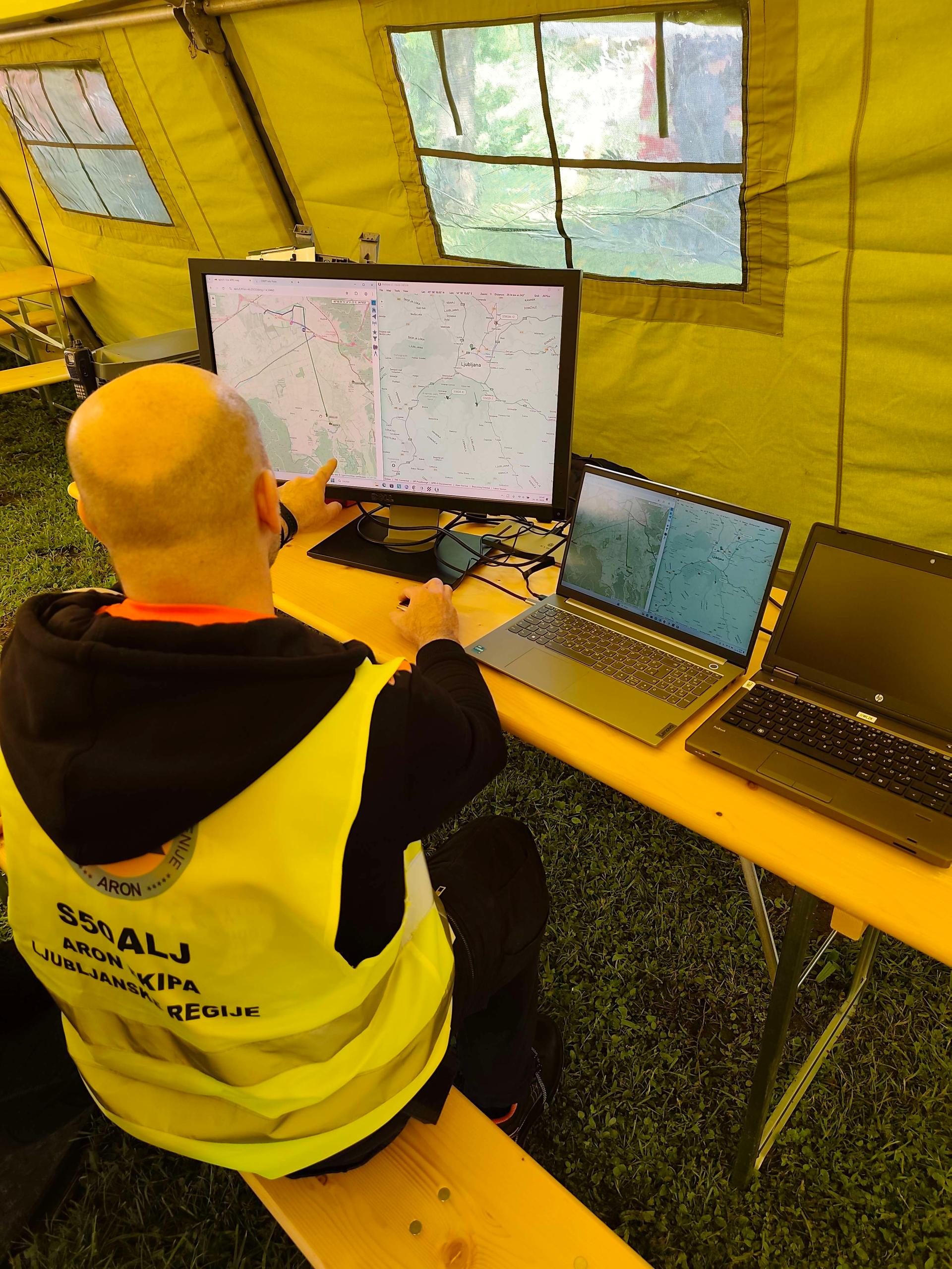 Delovno mesto z Winlink in APRS prikazovalnikom