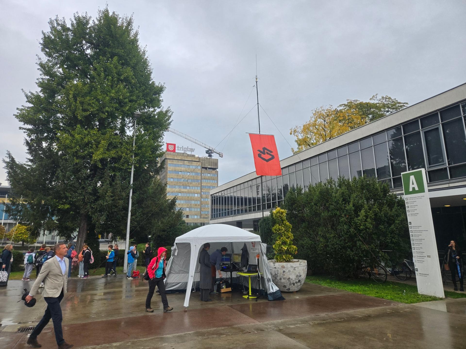 Šotor radiokluba z antenskim stolpom