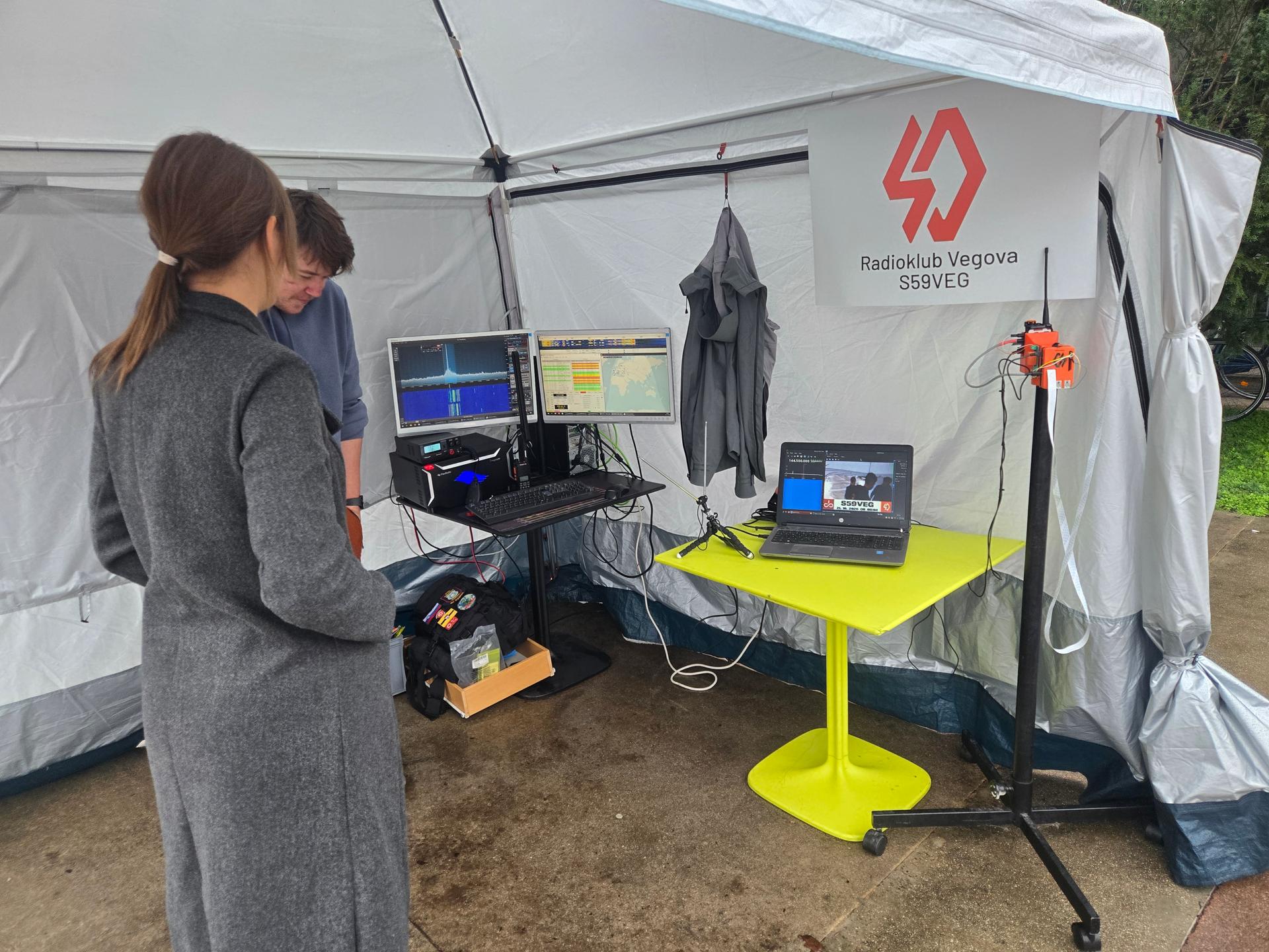 SSTV oddajnik in kratkovalovna radijska postaja